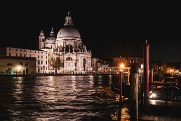 Fototapeta na wymiar Santa Maria della Salute und Canal Grande bei Nacht
