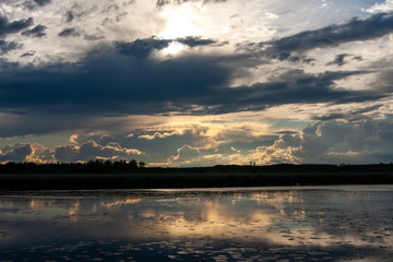 Naklejka premium Spiegelung von Wolkenformationen über dem Federsee