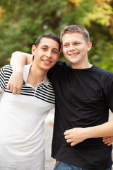 Obraz premium happy teens friends outdoors