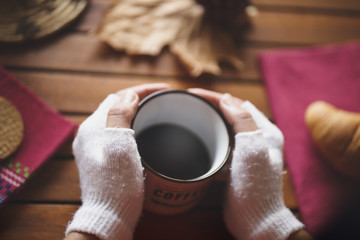Tazza di caffè caldo e cornetto