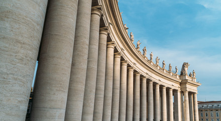 Obraz premium Colossal Tuscan colonnades of St. Peter, frame entrance to basilica, Vatican city, Rome, Italy.