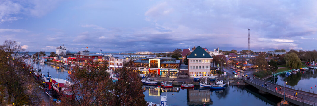 Hafeneinfahrt von Rostock Warnem&uuml;nde Am Alten Strom