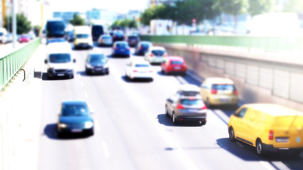 Szene mit Autoverkehr in einer Stadt mit Unschärfe 