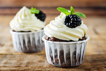 Chocolate banana cupcakes with cream cheese frosting and blackberries