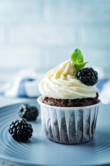 Chocolate banana cupcakes with cream cheese frosting and blackberries