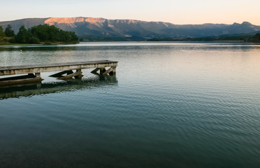 ponton sur un lac près de Sisteron
