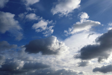 Wolken im Gegenlicht vor blauem Himmel - Stockfoto