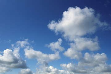 Naklejka na ściany i meble Blauer Himmel und weiße Wolken - Stockfoto