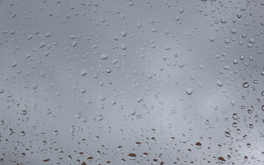 Cristal lleno de gotas de agua en un día lluvioso.