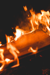 orange  Flammen bei Lagerfeuer in der Nacht