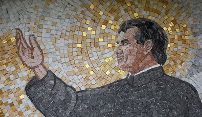 Mosaico che rappresenta un Prete che benedice 