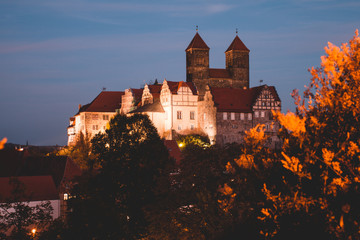 Fototapeta na wymiar Stiftskirche in Quedlinburg bei Nacht am Abend