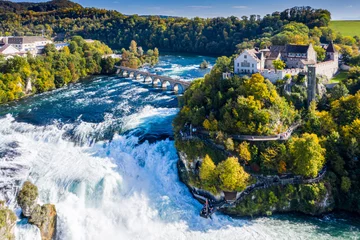  Rijn Falls of Rheinfall, Zwitserland panoramisch luchtfoto. Toeristenboot in waterval. Brug en grens tussen de kantons Schaffhausen en Zürich. Schloss Laufen-kasteel op de klif, Laufen-Uhwiesen © Dmitry