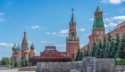 Fototapeta premium Moskau - Roter Platz mit Mausoleum und Basilius-Kathedrale