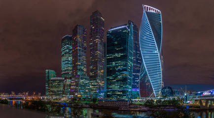 Obraz premium Die neue moderne Skyline von Moskau / Russland bei Nacht