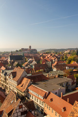 Fototapeta na wymiar historische Altstadt von Quedlinburg bei Sonne mit Stiftskirche