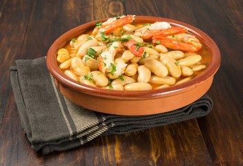 Habas o alubias con langostinos