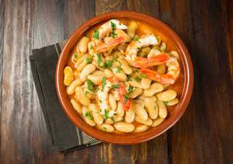 Habas o alubias con langostinos