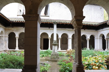 Cloître Saint André le Bas construit au 12 ème siècle à côté de l'abbaye - Ville de Vienne -...