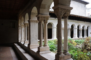 Cloître Saint André le Bas construit au 12 ème siècle à côté de l'abbaye - Ville de Vienne -...