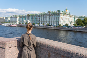Teenanger schaut über die Newa auf die Eremitage in St. Petersburg Russland