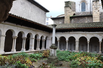 Obraz premium Cloître Saint André le Bas construit au 12 ème siècle à côté de l'abbaye - Ville de Vienne - Département de l'isère - France