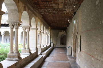 Fototapeta na wymiar Cloître Saint André le Bas construit au 12 ème siècle à côté de l'abbaye - Ville de Vienne - Département de l'isère - France