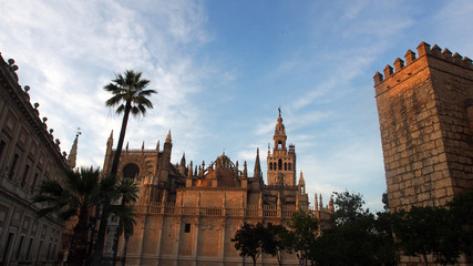 Fototapeta na wymiar Sevilla, Spanien: Kathedrale im Abendlicht 