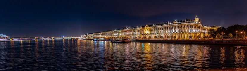 St. Petersburg Eremitage & Winterpalast bei Nacht
