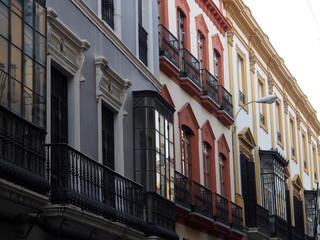 Altstadt Sevilla, Spanien: Altbauten, Fassaden, Gassen