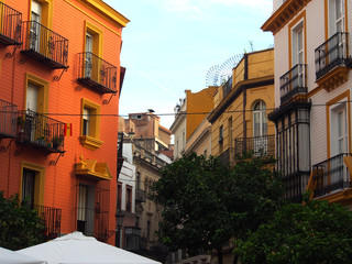 Fototapeta na wymiar Altstadt Sevilla, Spanien: Altbauten, Fassaden, Gassen