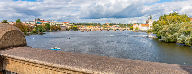 Karlsbrücke mit Radschin in Prag