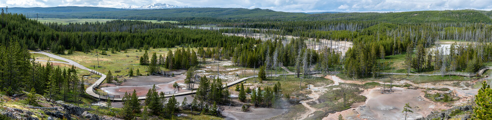 Naklejka premium The Artist's Paint Pot Geysers basin