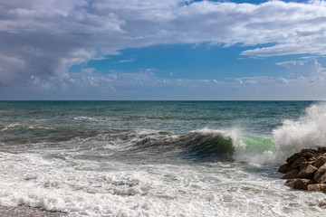 Esplosione di acqua sulla passeggiata di Menton