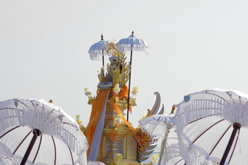 Lichtdurchflutete Weiße Bali-Schirme und religiöse Ausstattung bei einer Zeremonie