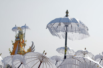 Lichtdurchflutete Weiße Bali-Schirme und religiöse Ausstattung bei einer Zeremonie