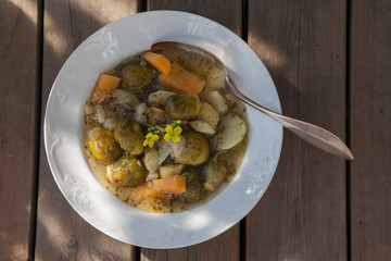 Sopa de verduras con cuchara