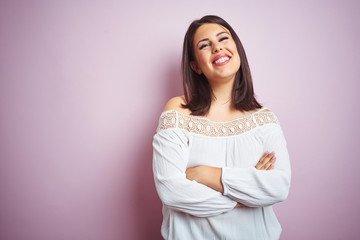 Obraz premium Young beautiful brunette woman over pink isolated background happy face smiling with crossed arms looking at the camera. Positive person.