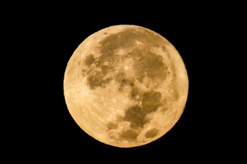 西空低く沈みゆく満月