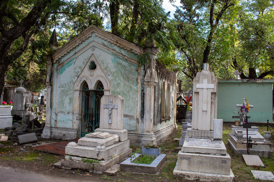 Criptas con cruces catolicas