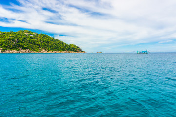 Fototapeta na wymiar Seascape turquoise water with blue sky cloud