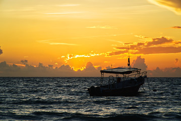 Obraz premium boat in the sunrise