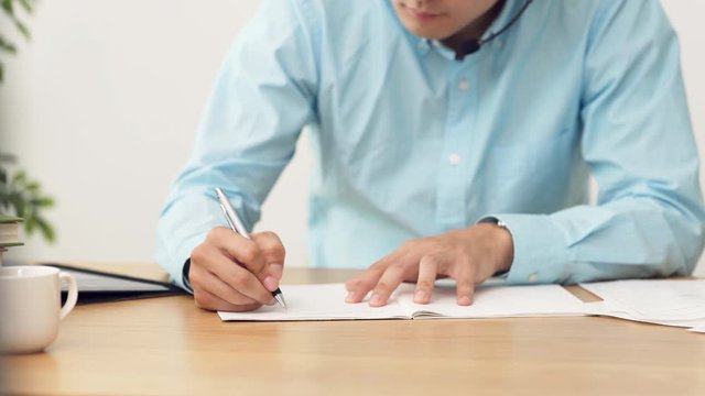 ノートに書く男性