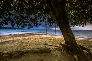 The background of the sea wave, natural wallpaper, the wave height is relatively high, due to the influence of wind, storm and seasonal changes, small boats should be sheltered