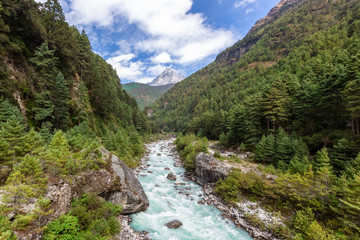 Obraz premium Suspention bridge on the Everest Base Camp Trek, Himalaya mountains, Sagarmatha National Park, Nepal.