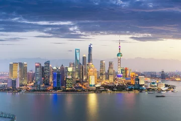 Fototapete Skyline von Shanghai bei Einbruch der Dunkelheit © chungking