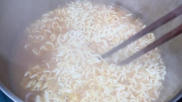 Cooking instant noodle in a pot