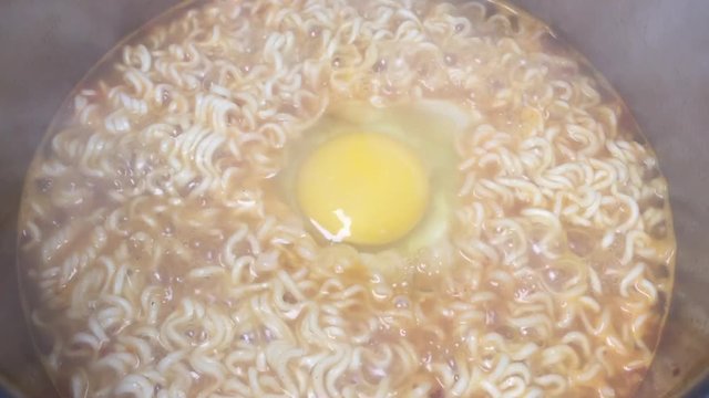 Cooking instant noodle in a pot