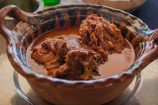 Plato de barro con huaxmole o mole de caderas de Tehuacan, Puebla
