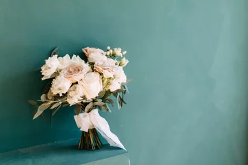Druck und Dekor für eine Hochzeit mit Blumen. Moderner Brautstrauß in der Hand. © pavelvozmischev